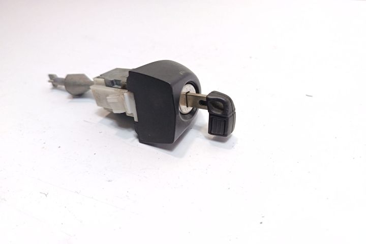 Butuc usa fata stanga Cu cheie BMW Seria 1 E87