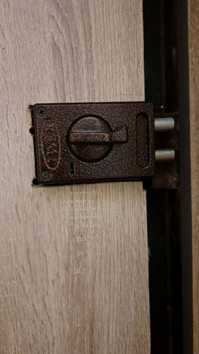 Продам ЖЕЛЕЗНУЮ ВХОДНУЮ ДВЕРЬ. В хорошем состоянии. Замки Российские