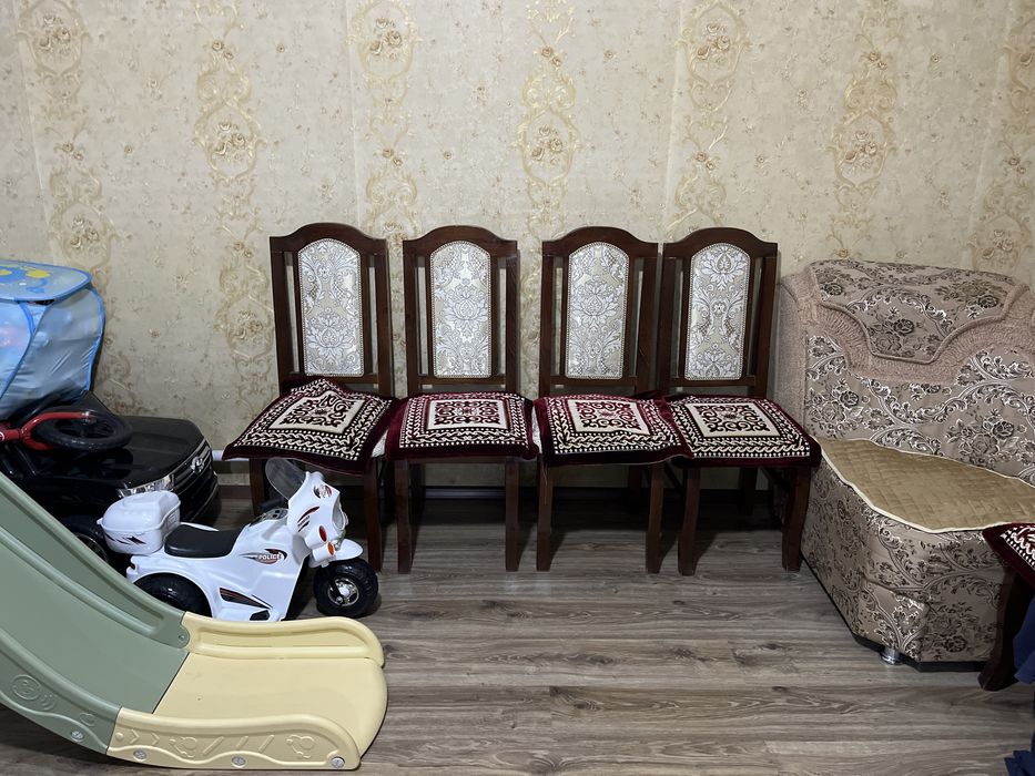 Продается стол и стулья