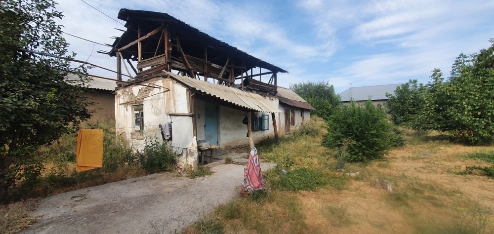 Продам дом срочно  13 соток+2 самозахват.15 соток. Джумабазар центр
