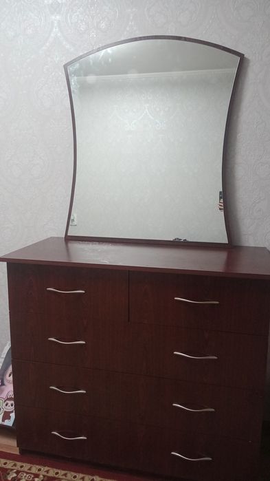 Комод с зеркалом