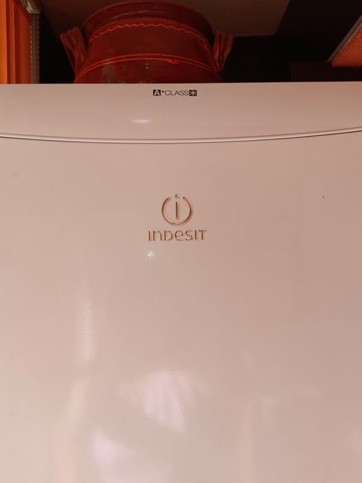 Хладилник с фризер Индезит, работещ само фризера