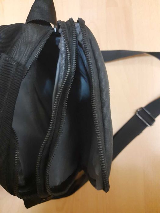 Мъжка черна стилна чантичка с множество отделения, ципове и презрамка