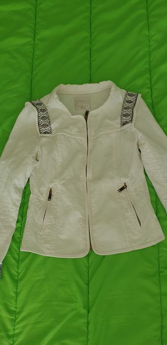 Бяло на цвят яке