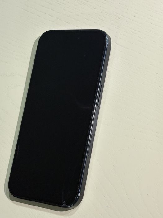Iphone 16 black.
