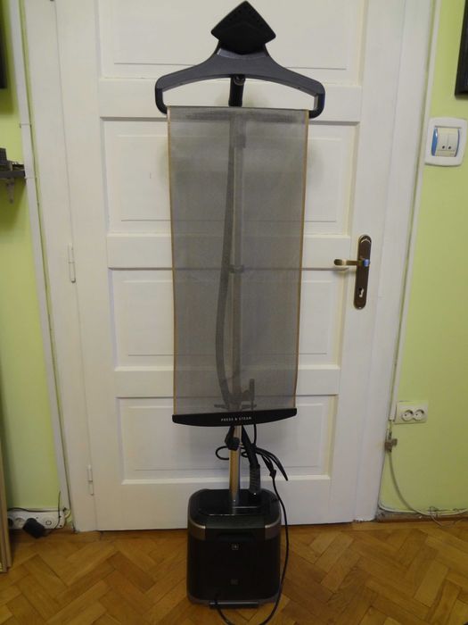 Aparat de calcat vertical cu aburi