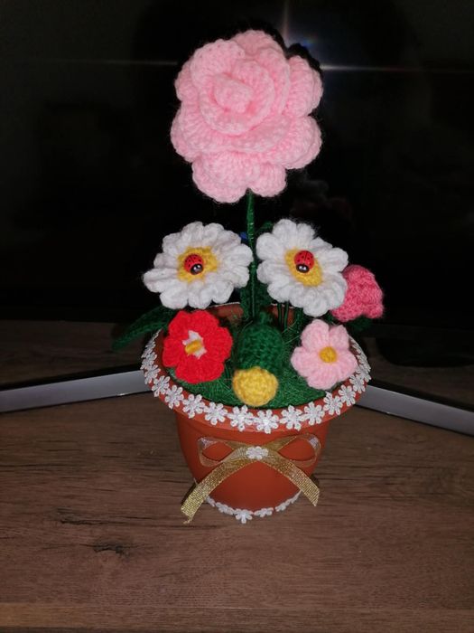 Flori croșetate manual, unicat, în ghivec
