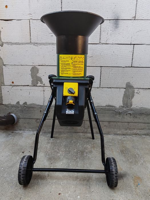 Tocător crengi, fructe, resturi vegetale etc, Black&Decker