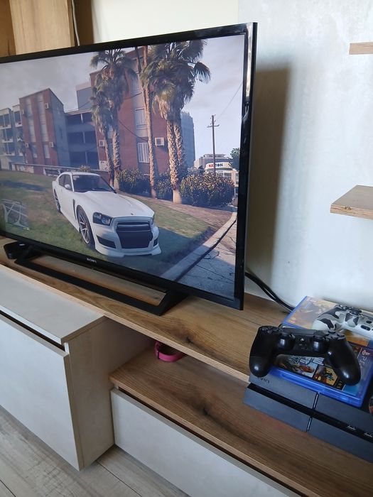 Продавам  за 150евро Ps4 500Gg с4 игриGTA5 Mortal  kombat 11 BATTLEFIELD HARD-LINE SPIDERMAN играта си работи перфектно