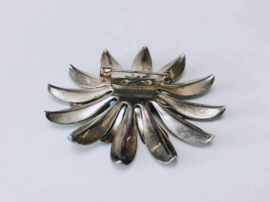 Veche brosa in forma de floare din email, placata cu argint, anii 50-6
