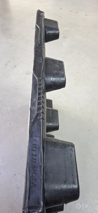 Plastik poddon  (palletlar) sotiladi.