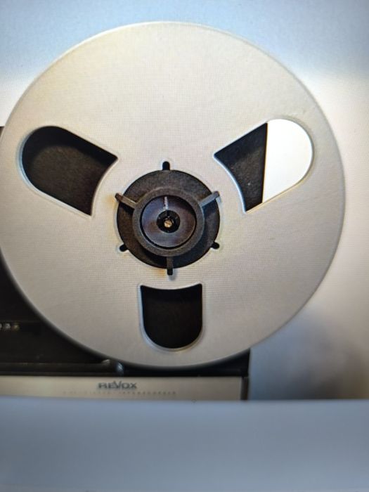 Магнитофонные катушки 27 размера.