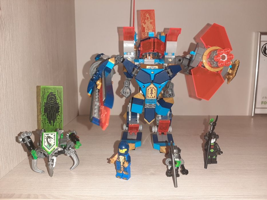 LEGO NEXO KNIGHTS Confruntarea cu vrajitorul robot 72004