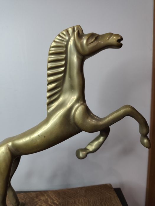 Изключително впечатляваща статуетка на кон . Месинг.