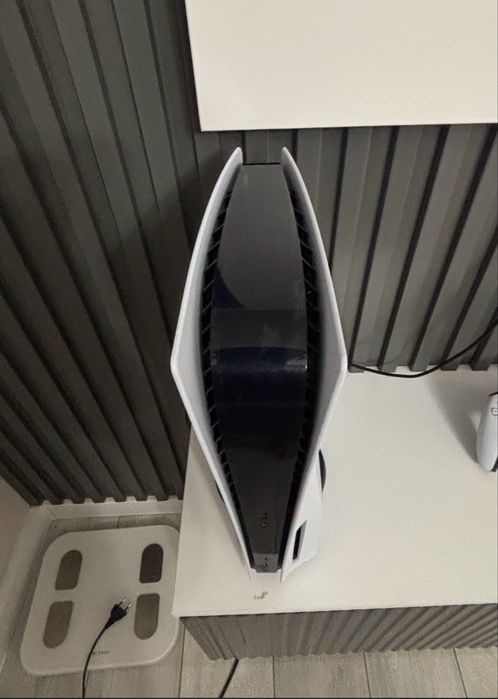 Продам срочно пс5 в идеальном состояний