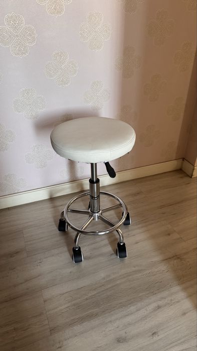 Продам табуретку винтовую