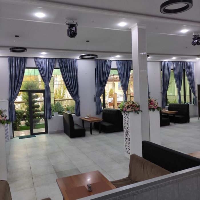 Чирчиқ шаҳри марказида ишлаб турган кафе сотилади.