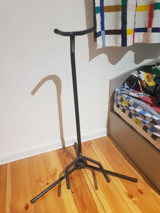 Продавам стойка за китара