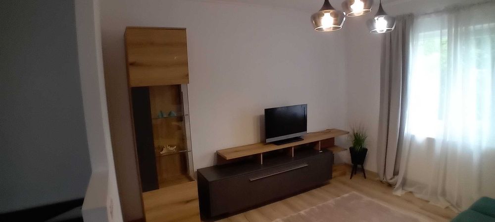 Inchiriez ap 3 camere la casa