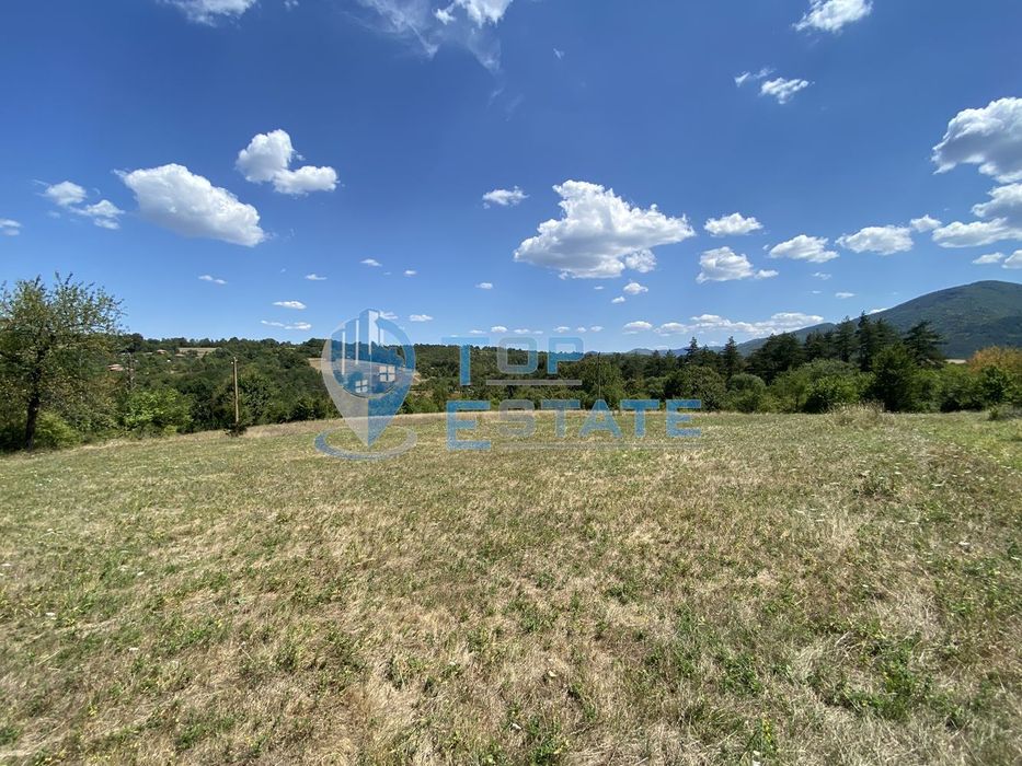 Имот с панорамна гледка в село в Еленския балкан.