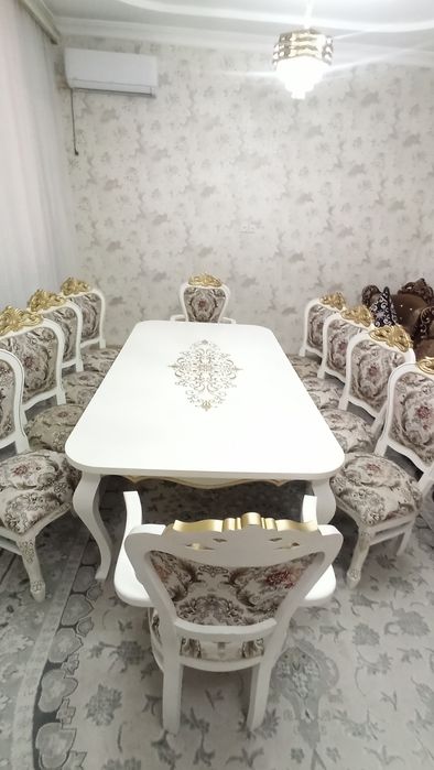 Стол и стулья для зала