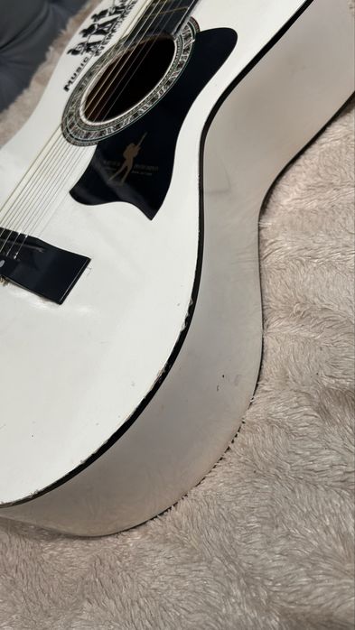 Продаю гитару ! срочно