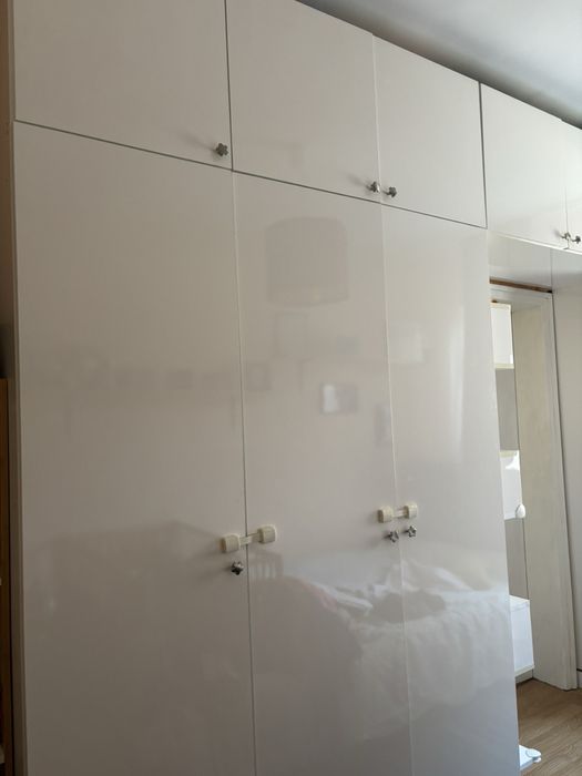 Трикрилен гардероб с надстройка и допълнителен модул