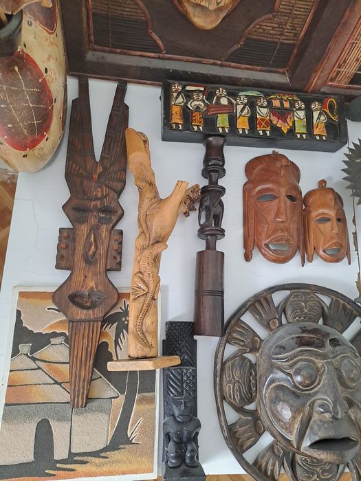 Маски, картини и свещници за декорация