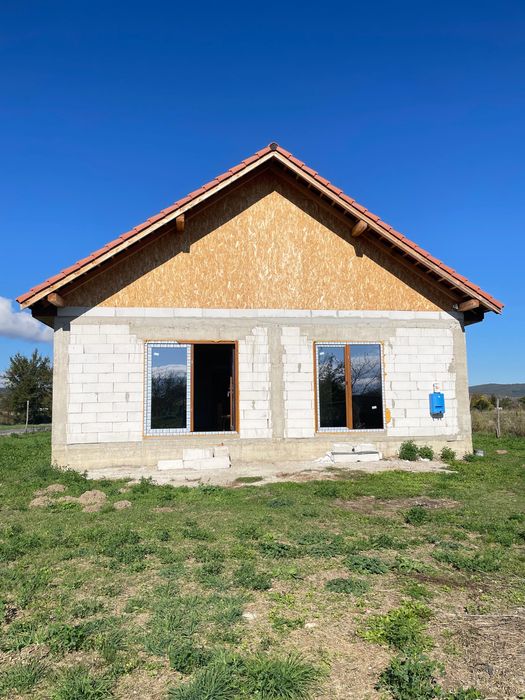 Casa la rosu + teren, ST:900 mp, NalatVad la iesire din Hateg-HD