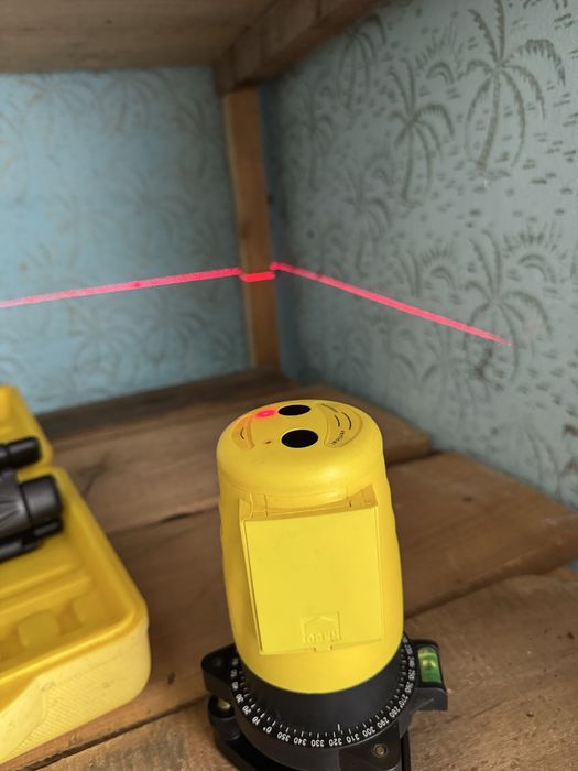 Trusă Nivelă Laser (Linii în cruce) cu Trepied și Ochelari - Funcțională