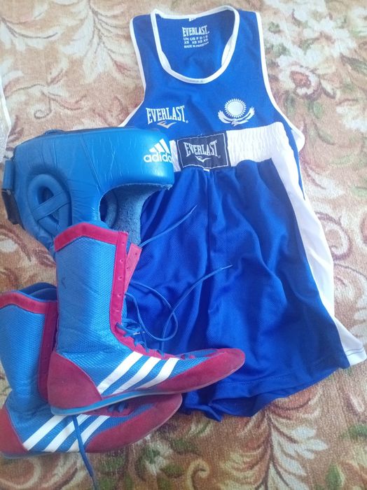 Спорт боксёрсая форма шлем обувь