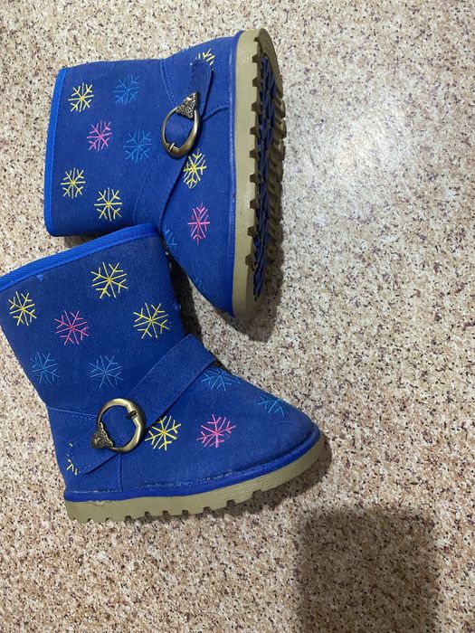 Угги  детские  продам .