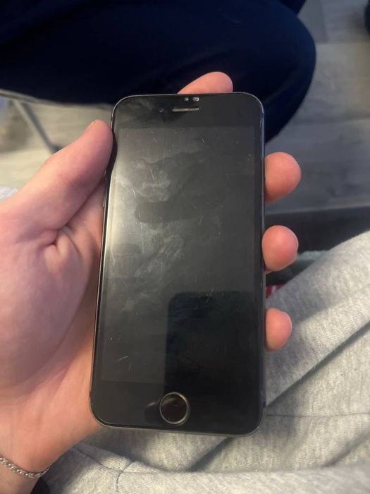 Продам Айфон 8.