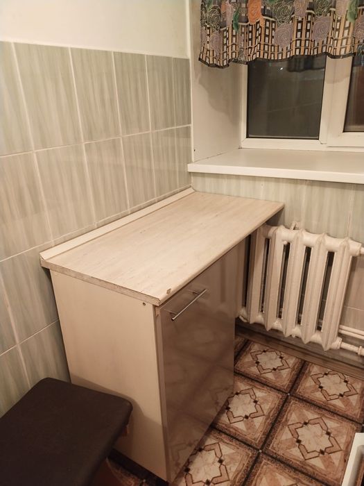 Срочно!!! В связи с переездом продаю кухонный гарнитур,газовая плита