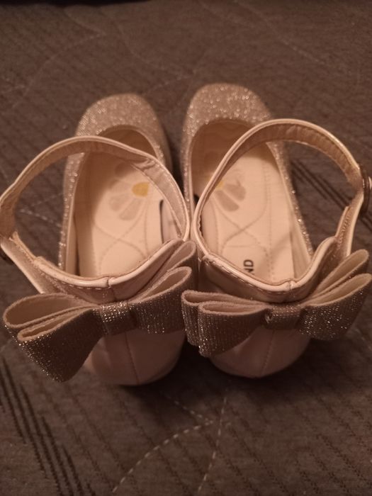 Продаю обувь 35 размер  пару раз одевала