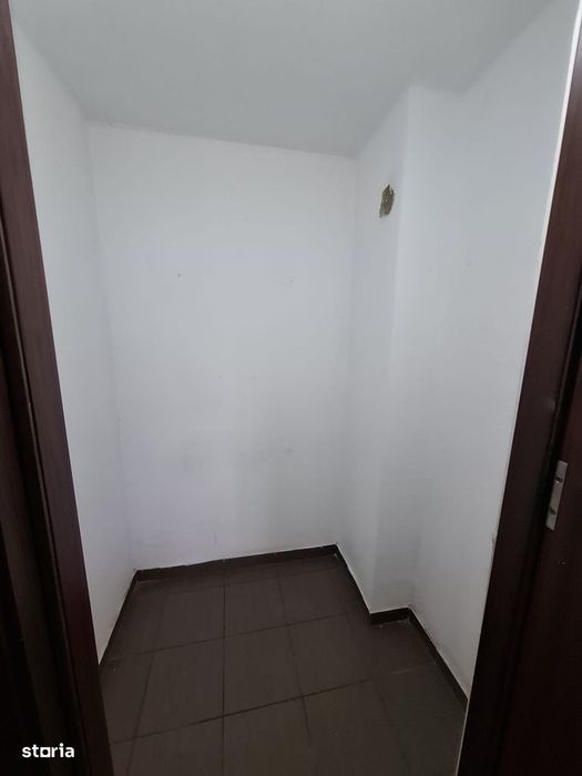 Apartament 3 camere, balcon, parter, preț bun