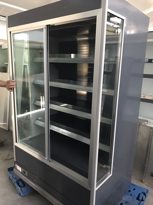 Хладилна витрина с плъзгащи се врати