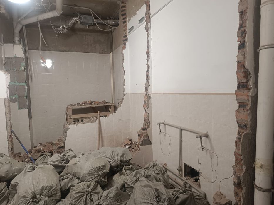 Делаем демонтаж стен перегородок проём двери
