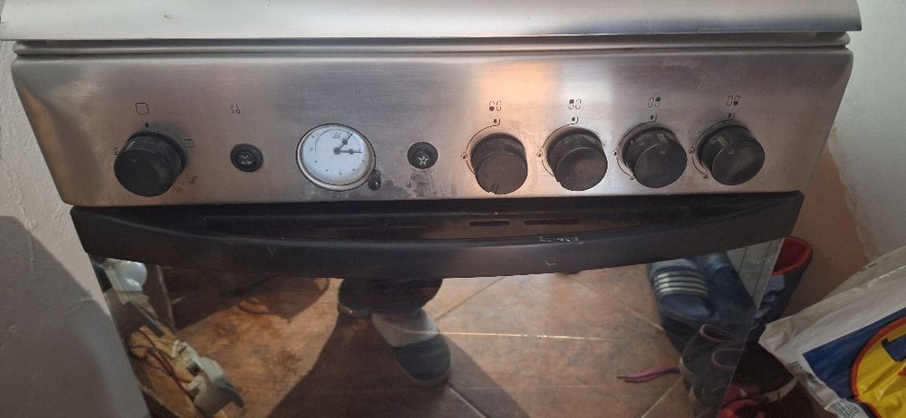 aragaz  pe gaz inox Hotpoint Ariston