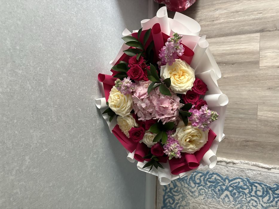 Цветы свежие принесли вчера