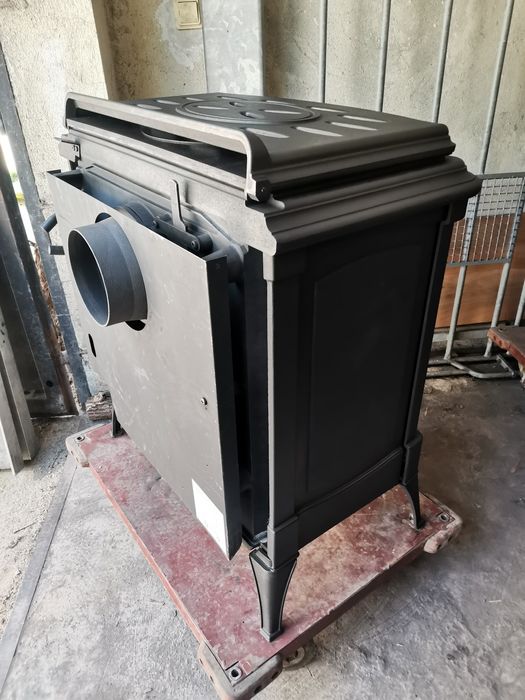 Чугунена печка на дърва