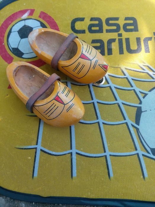 Papuci din lemn marime mare și mică