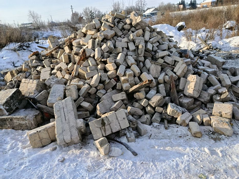 Бой кирпича, грунт, шлак.