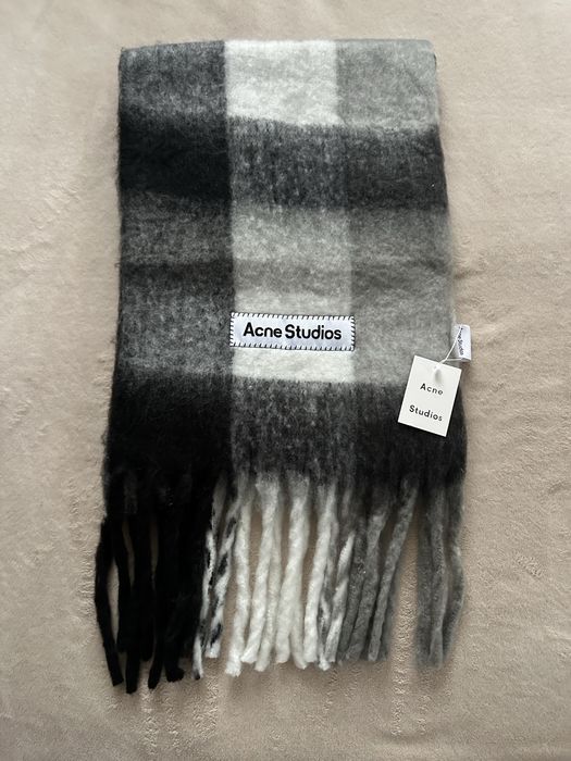 Шалове Acne Studios