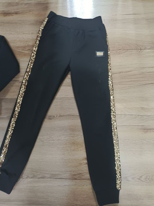 Модный спортивный костюм