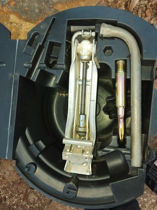 Cric ridicare roata cu cârlig remorcare și cutie skoda fabia