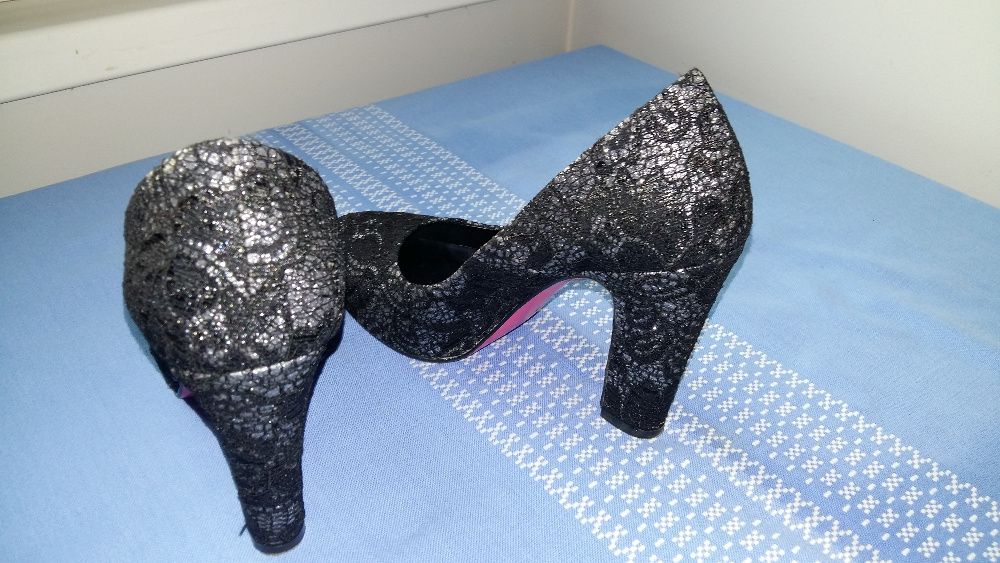 Продавам елегантни вечерни обувки