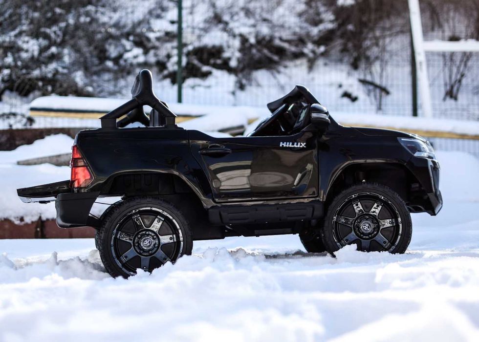 Masinuta electrica pentru 2 copii Toyota Hilux 4x 45W 12V 14Ah Black