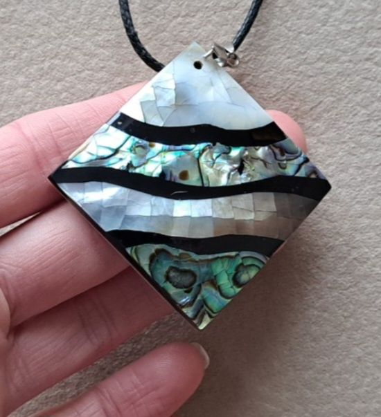 Колие от седиф с кожена верижка.