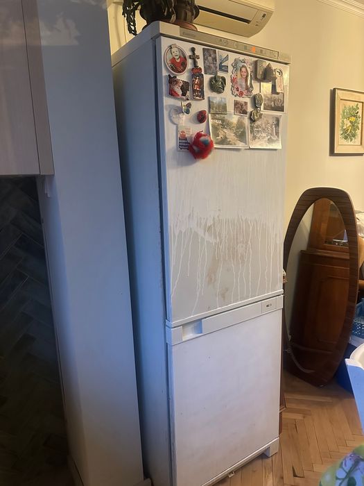 Продавам Хладилник Ariston